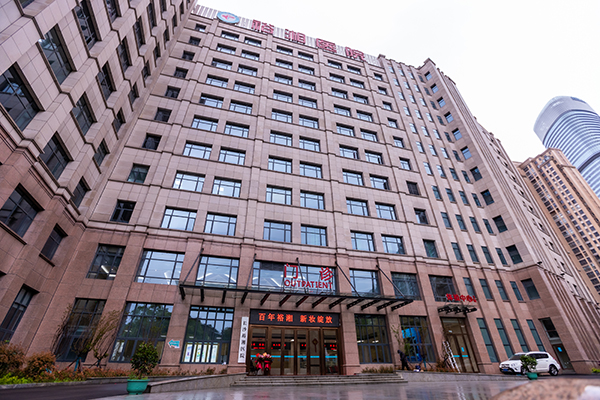 1659925740557369.jpg 醫(yī)院大樓門口前坪仰拍2.jpg